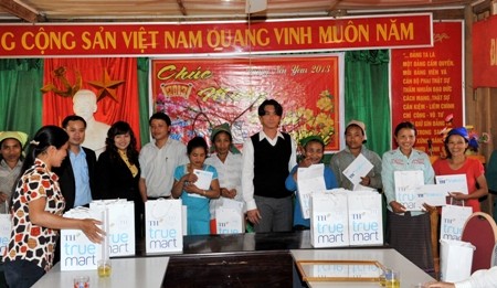 Đại diện Tập đoàn TH trao quà tặng cho các gia đình nghèo xã Bảo Thắng.